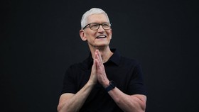 China jadi negara pertama yang dikunjungi Tim Cook usai lepas kursi CEO Apple.