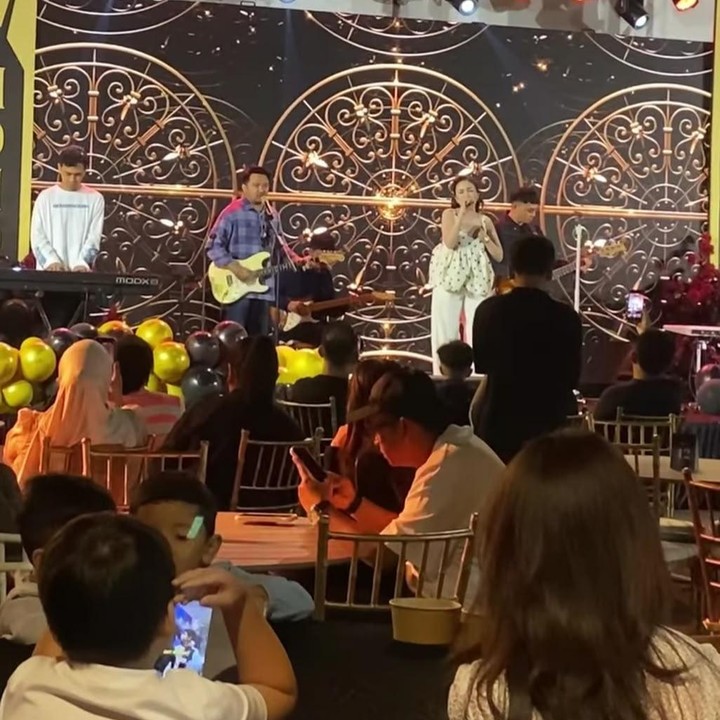 <p>Selain itu, Momo juga tak ingin melewatkan kesempatan dengan kembali tampil bersama band lamanya. Momen tersebut pun langsung diabadikan para tamu undangan yang rindu dengan kebersamaan mereka, Bunda.&nbsp;(Foto: Instagram @therealmomogeisha)</p>
