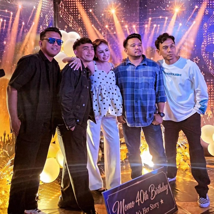 <p>Kehadiran band tersebut pun membuat momen itu terasa seperti ajang reuni. &ldquo;Lebih dari sekadar reuni, ini adalah kenangan yang tak ternilai harganya <em>@aan.geisha - @nardgeisha - @therealmomogeisha - @roby_geisha - @dhangeisha,</em>&rdquo; ujarnya.&nbsp;(Foto: Instagram @therealmomogeisha)</p>