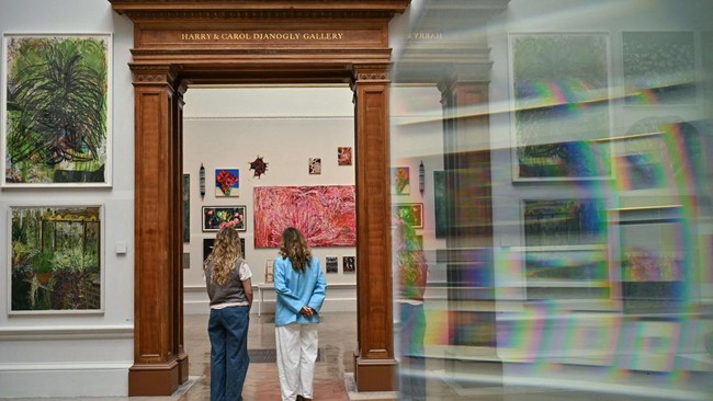 Pengunjung menyaksikan salah satu karya seniman saat preview pers Summer Exhibition 2026 Royal Academy of Arts, London, 9 Juni 2026.