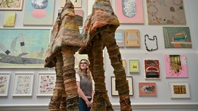 Pengunjung menyaksikan salah satu karya seniman saat preview pers Summer Exhibition 2026 Royal Academy of Arts, London, 9 Juni 2026.