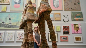 Pengunjung menyaksikan salah satu karya seniman saat preview pers Summer Exhibition 2026 Royal Academy of Arts, London, 9 Juni 2026.