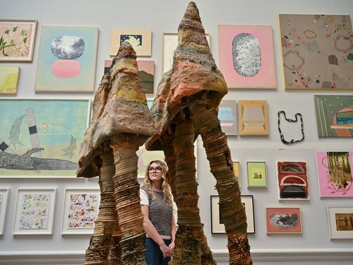 Pengunjung menyaksikan salah satu karya seniman saat preview pers Summer Exhibition 2026 Royal Academy of Arts, London, 9 Juni 2026.