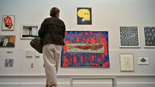 Pengunjung menyaksikan salah satu karya seniman saat preview pers Summer Exhibition 2026 Royal Academy of Arts, London, 9 Juni 2026.