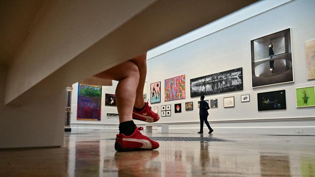 Pengunjung menyaksikan salah satu karya seniman saat preview pers Summer Exhibition 2026 Royal Academy of Arts, London, 9 Juni 2026.