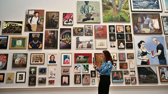 Pengunjung menyaksikan salah satu karya seniman saat preview pers Summer Exhibition 2026 Royal Academy of Arts, London, 9 Juni 2026.