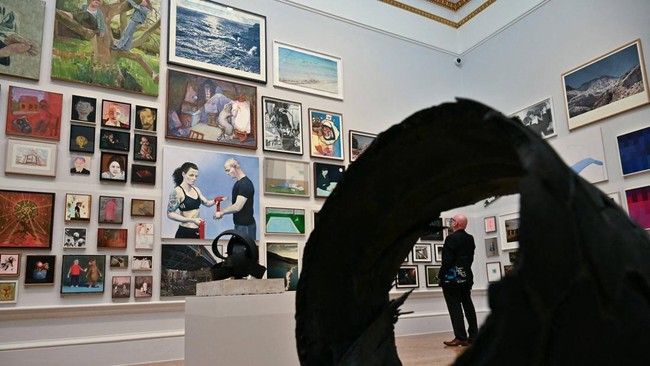 Pengunjung menyaksikan salah satu karya seniman saat preview pers Summer Exhibition 2026 Royal Academy of Arts, London, 9 Juni 2026.