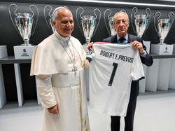 Video: Bertemu Paus Leo, Presiden Real Madrid Pamerkan Trofi Klub-Kasih Jersey