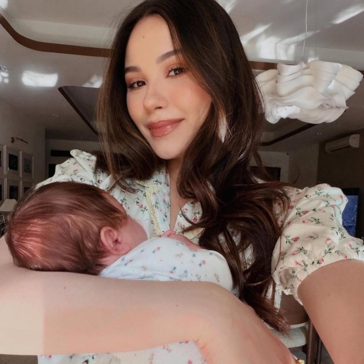 <p>Baru-baru ini, Alyssa terlihat mengenakan busana yang matching dengan <em>Baby</em> Soleil. Dalam unggahannya, perempuan 28 tahun ini tampak kompak bersama sang putri mengenakan pakaian bermotif bunga berwarna putih yang manis dan serasi. (Foto: Instagram @alyssadaguise)</p>