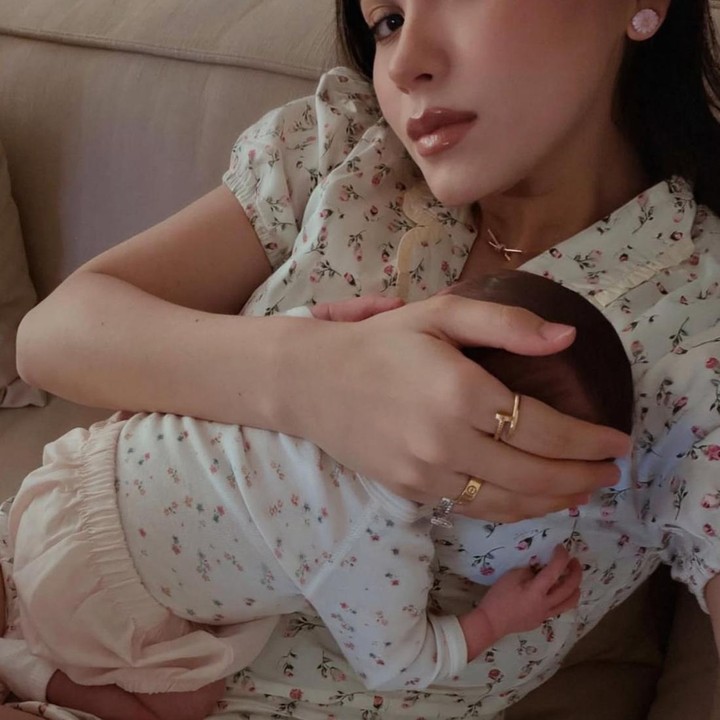 <p>Melihat unggahan tersebut, banyak netizen turut membanjiri kolom komentar <em>postingan</em> Alyssa. Bahkan, ada pula yang salah fokus menyebut <em>Baby</em> Soleil tampak sangat bule, meski wajah sang bayi hingga kini masih dirahasiakan.&nbsp;"Gemas bajunya samaan yaa," kata <em>@amm***.</em> "Bule banget," ungkap <em>@put***</em>. "<em>Baby</em> Soleil cantik bule banget kayak mamanya. Masya Allah," tambah <em>@ani***.</em> (Foto: Instagram @alyssadaguise)</p>