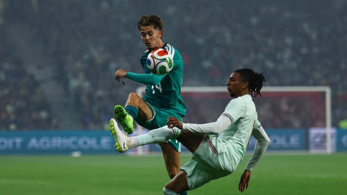 Soccer Football - International Friendly - France v Northern Ireland - Decathlon Arena Stade Pierre-Mauroy, Villeneuve-d'Ascq, France - June 8, 2026 Northern Ireland's Isaac Price in action with France's Michael Olise REUTERS/Sarah Meyssonnier