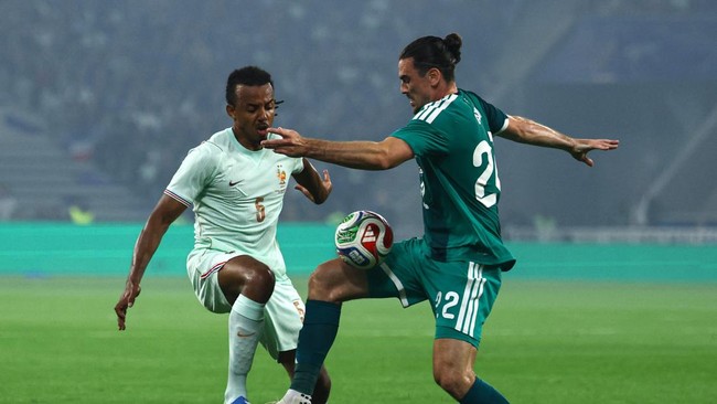 Soccer Football - International Friendly - France v Northern Ireland - Decathlon Arena Stade Pierre-Mauroy, Villeneuve-d'Ascq, France - June 8, 2026 France's Jules Kounde in action with Northern Ireland's Ciaron Brown REUTERS/Sarah Meyssonnier