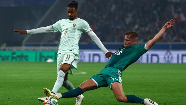 Soccer Football - International Friendly - France v Northern Ireland - Decathlon Arena Stade Pierre-Mauroy, Villeneuve-d'Ascq, France - June 8, 2026 France's Michael Olise in action with Northern Ireland's Alistair McCann REUTERS/Sarah Meyssonnier