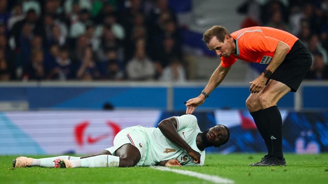 Soccer Football - International Friendly - France v Northern Ireland - Decathlon Arena Stade Pierre-Mauroy, Villeneuve-d'Ascq, France - June 8, 2026 France's Dayot Upamecano reacts after sustaining an injury as referee Sascha Stegemann looks on REUTE