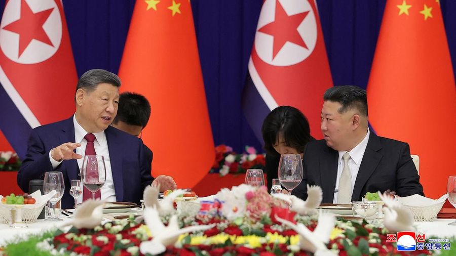 Presiden China Xi Jinping menghadiri jamuan makan malam nan diselenggarakan oleh pemimpin Korea Utara Kim Jong Un di Aula Mokran, Pyongyang, Korea Utara, Senin (8/6/2026). (KCNA via REUTERS)