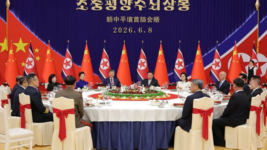 Presiden China Xi Jinping menghadiri jamuan makan malam nan diselenggarakan oleh pemimpin Korea Utara Kim Jong Un di Aula Mokran, Pyongyang, Korea Utara, Senin (8/6/2026). (KCNA via REUTERS)