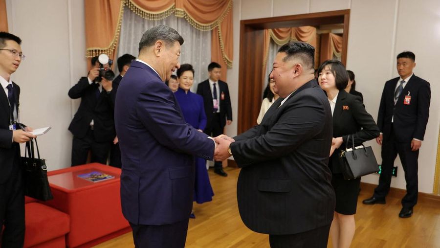 Presiden China Xi Jinping menghadiri jamuan makan malam nan diselenggarakan oleh pemimpin Korea Utara Kim Jong Un di Aula Mokran, Pyongyang, Korea Utara, Senin (8/6/2026). (KCNA via REUTERS)