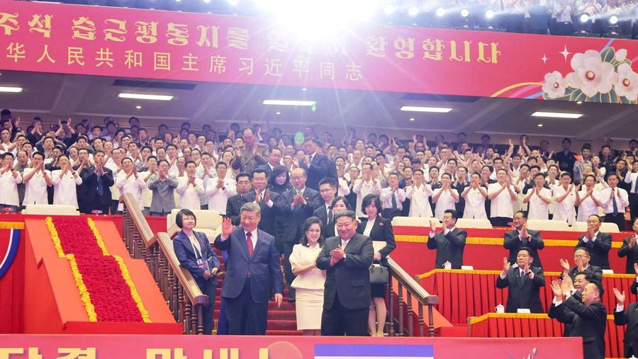 Presiden Tiongkok Xi Jinping dan pemimpin Korea Utara Kim Jong Un menghadiri pagelaran di Stadion Dalam Ruangan Pyongyang, selama kunjungan kenegaraan Xi, di Pyongyang, Korea Utara, 8 Juni 2026, dalam foto nan dirilis oleh Kantor Berita Pusat Kore