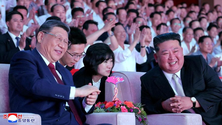 Presiden Tiongkok Xi Jinping duduk di sebelah pemimpin Korea Utara Kim Jong Un saat menghadiri pagelaran di Stadion Dalam Ruangan Pyongyang, selama kunjungan kenegaraannya, di Pyongyang, Korea Utara, 8 Juni 2026, dalam foto nan dirilis oleh Kantor Berita Pusat Korea (KCNA) resmi Korea Utara.