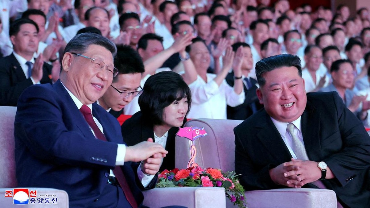 Potret 'Kemesraan' Kim Jong Un-Xi Jinping, Duduk Sebelahan di Stadion