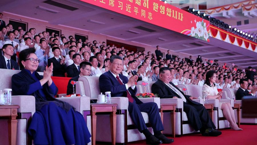 Presiden Tiongkok Xi Jinping, istrinya Peng Liyuan, pemimpin Korea Utara Kim Jong Un, dan istrinya Ri Sol Ju duduk berbareng saat menghadiri pagelaran di Stadion Dalam Ruangan Pyongyang, selama kunjungan kenegaraan Xi, di Pyongyang, Korea Utara, 8 Juni 2026, dalam foto nan dirilis oleh Kantor Berita Pusat Korea (KCNA) resmi Korea Utara.