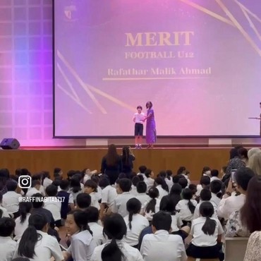 Raffi Ahmad dan Nagita Bangga, Rafathar Terima Piagam Penghargaan dari Sekolah
