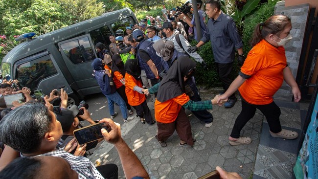 FOTO: Vonis Kasus Penyiraman Air Keras Hingga Aksi Mahasiswa