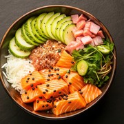 Resep Spicy Salmon Rice Bowl untuk Makan Siang Simpel tapi Tetap Lezat