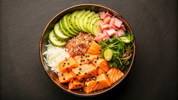 Resep Spicy Salmon Rice Bowl untuk Makan Siang Simpel tapi Tetap Lezat