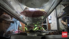 Sejumlah pembeli memilih menu masakan yang terpajang di etalase warteg di Gunung Sahari, Jakarta, Senin (8/6). (CNN Indonesia/Febria Adha L).