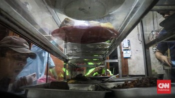 Sejumlah pembeli memilih menu masakan yang terpajang di etalase warteg di Gunung Sahari, Jakarta, Senin (8/6). (CNN Indonesia/Febria Adha L).
