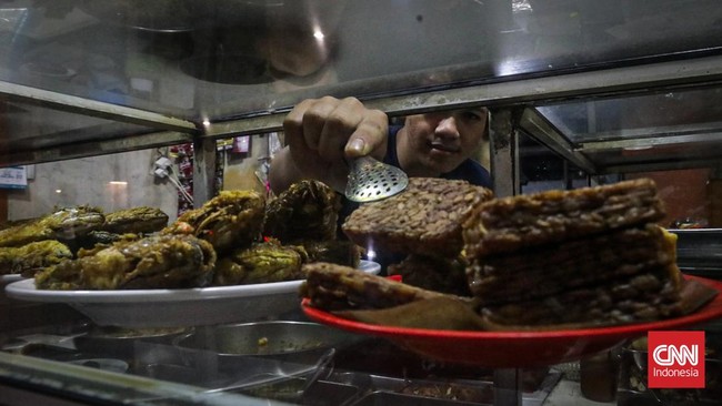 Sejumlah pembeli memilih menu masakan yang terpajang di etalase warteg di Gunung Sahari, Jakarta, Senin (8/6). (CNN Indonesia/Febria Adha L).