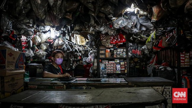 Seorang pedagang menjual berbagai onderdil di bengkel sepeda motor di Cengkareng, Jakarta, Senin (8/6). (CNN Indonesia/Febria Adha L).