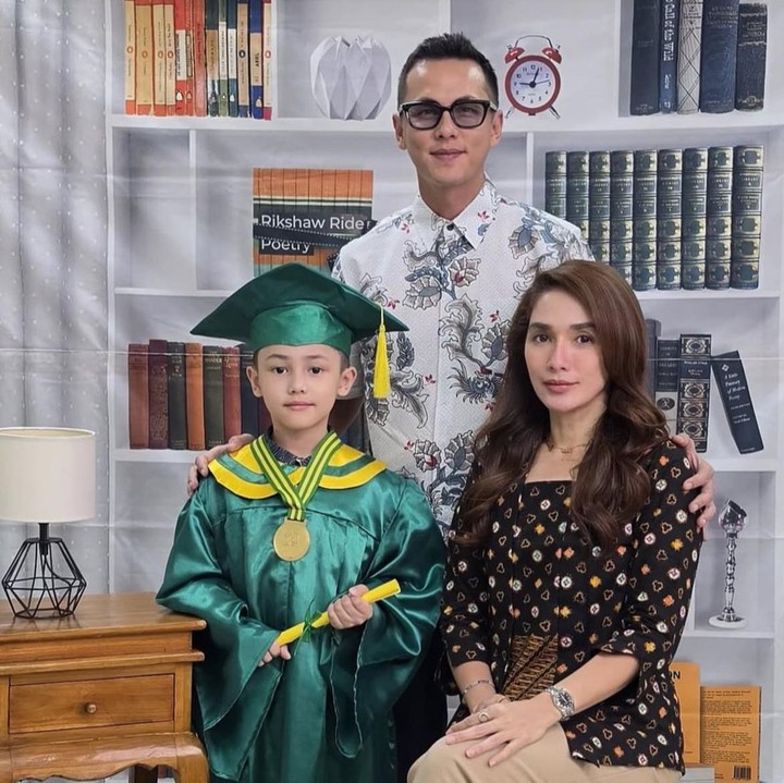 <p>Melihat dari unggahan di Instagram, Ussy dan Andhika mengabadikan momen kelulusan sang putra dengan melakukan sesi <em>photoshoot</em>. Dalam potret tersebut, Saka terlihat mengenakan busana wisuda lengkap dengan toga. "Mau jadi anak SD. Sayang kamu Saka," tulis Andhika. (Foto: Instagram @andhiiikapratama)</p>