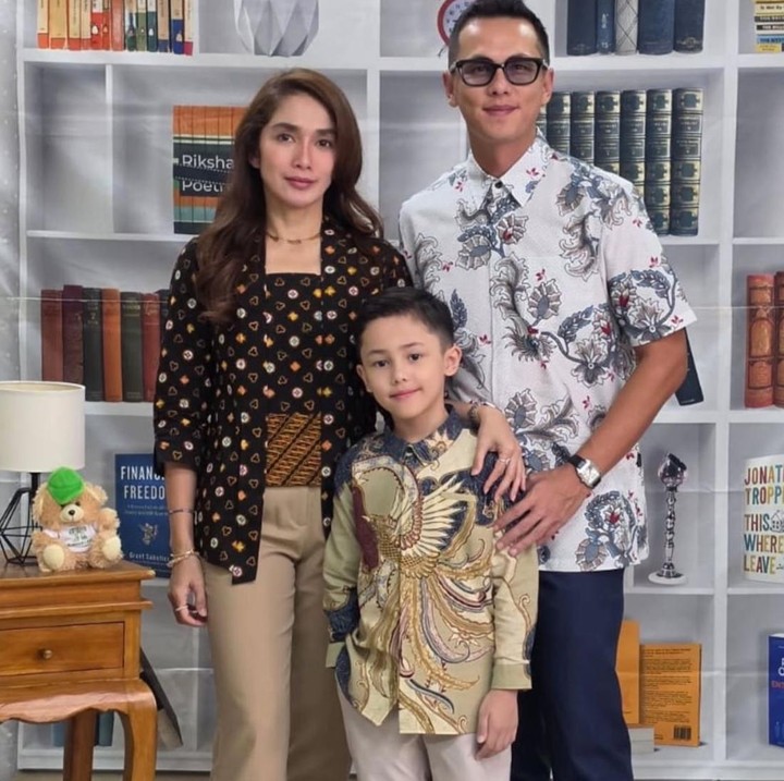 <p>Kehidupan pasangan artis Ussy Sulistyawati dan Andhika Pratama tampaknya tak pernah lepas dari sorotan publik. Begitu juga dengan momen bersama anak-anak mereka. Baru-baru ini, putra bungsunya, Sakalingga Ibra Pratama atau akrab disapa Saka telah resmi lulus dari Taman Kanak-Kanak (TK). (Foto: Instagram @andhiiikapratama)</p>