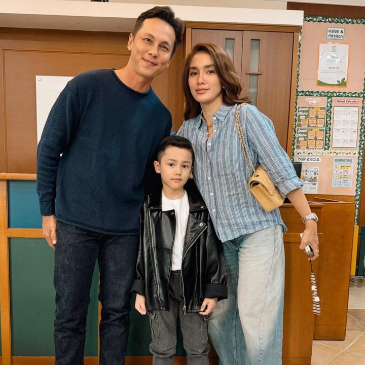 <p>Selain dikenal sebagai anak yang pintar, paras tampan Saka juga kerap mencuri perhatian netizen, Bunda. Tak hanya itu, gaya berpakaiannya pun selalu tampil&nbsp;<em>stylish</em> di berbagai kesempatan. Seperti pada potret ini, Saka tampil keren mengenakan jaket hitam yang dipadukan dengan celana berwarna abu-abu tua. (Foto: Instagram @ussypratama)</p>