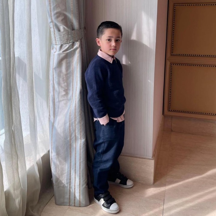 <p>Dalam unggahan lainnya, bocah lima tahun ini terlihat <em>fashionable</em> mengenakan <em>sweater</em> yang dipakai bersama celana jeans. Saka tampak berpose dengan memasukkan kedua tangannya ke dalam saku celana. Gemas banget ya, Bunda. (Foto: Instagram @andhiiikapratama)</p>