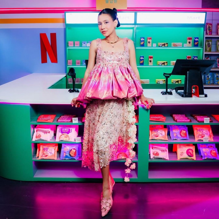 <p>Dalam balutan gaun <em>playful</em>, Shenina juga memamerkan <em>baby bump</em> kehamilannya yang sudah terlihat besar. Banyak netizen memuji <em>fashion</em> perempuan 27 tahun ini saat tampil di acara <em>Lauch Party,</em> Bunda. "Cantikk bangettt bumil, <em>Masya Allah</em>," tulis akun @ne***. "<em>Masyaallah</em> cantiknya bumil," ungkap @wi***. (Foto: Instagram @sheninacinnamon)</p>