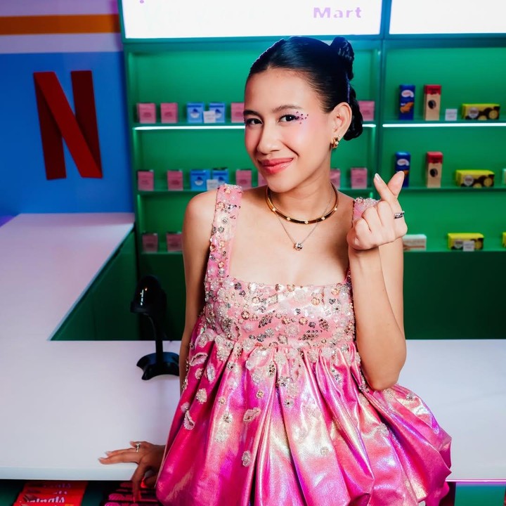 <p><em>Series</em> terbaru Shenina ini tengah mencuri perhatian publik karena mengangkat realitas kehidupan generasi <em>sandwich</em> dan penggemar K-Pop, yang bekerja keras di <em>shift</em> malam untuk mencukupi kebutuhan dan mendukung idolanya. Series dengan total 8 episode ini tayang di Netflix pada 4 Juni 2026. (Foto: Instagram @sheninacinnamon)</p>