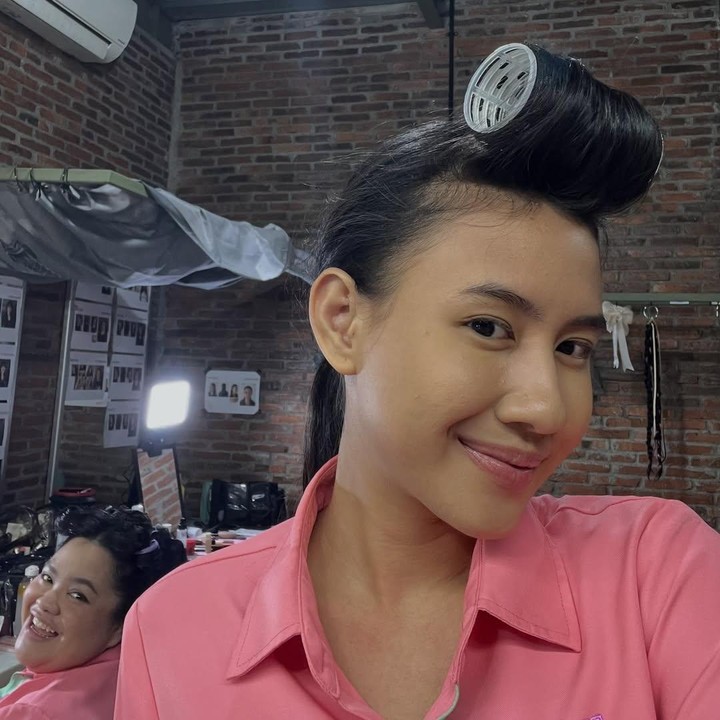 <p>Di unggahan lainnya, Shenina menunjukkan momen saat syuting&nbsp;<em>series</em> <em>Night Shift for Cuties</em>. Syuting ini tampaknya dilakukan sebelum Shenina mengumumkan kehamilannya. (Foto: Instagram @sheninacinnamon)</p>