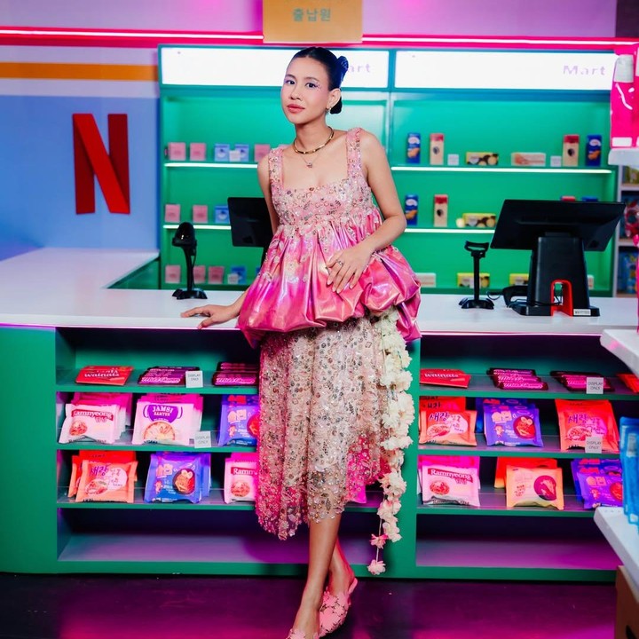 <p>Belum lama ini, Shenina hadir untuk mempromosikan series terbarunya dalam acara <em>Lauch Party 'Night Shift for Cuties'.</em> Penampilan Shenina di acara mencuri perhatian. Istri Angga Yunanda ini tampil dengan<em> fresh makeup look</em> dan mengenakan gaun rancangan desainer Dibba, yang berwarna<em> pink pastel</em> dengan motif <em>glitter</em> warna-warni. "<em>Night Shift For Cuties Launch Party</em>!" tulis Shenina di unggahan ini. (Foto: Instagram @sheninacinnamon)</p>