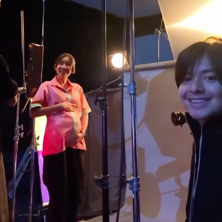 <p>Selama proses promosi series 'Night Shift for Cuties', Shenina sudah mulai memamerkan <em>baby bump</em> kehamilannya. Dalam satu momen saat promosi, perempuan kelahiran Jakarta ini bahkan menunjukkan dukungan sang suami. (Foto: Instagram @angga)</p>