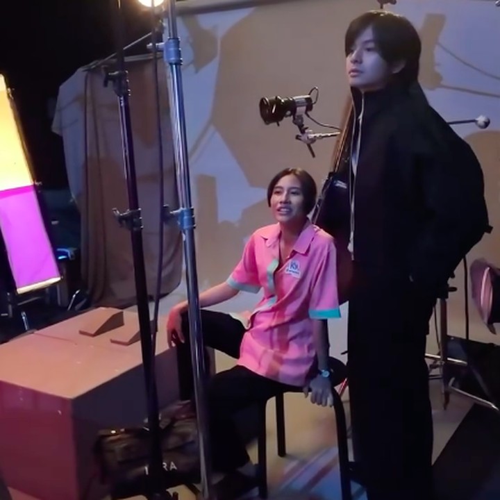 <p>Di unggahan Instagram, Angga turut Yunanda membagikan video saat menemani istrinya syuting untuk promosi <em>series</em>. Dalam video ini, Angga sempat memamerkan kemesraannya dengan sang istri. "Nemenin Mama Kerja," tulis Angga. <em>Postingan</em> Angga ini lantas dikomentari Shenina dengan tulisan yang manis. "CIUM PELUK SUAM AKOOOOO, <em>i love you</em> <em>suaaaaam</em>!!!!!" katanya. (Foto: Instagram @angga)</p>