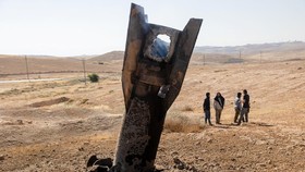 Amerika Serikat dilaporkan enggan lagi mencegat rudal-rudal dan drone-drone saat Israel kembali digempur Iran.