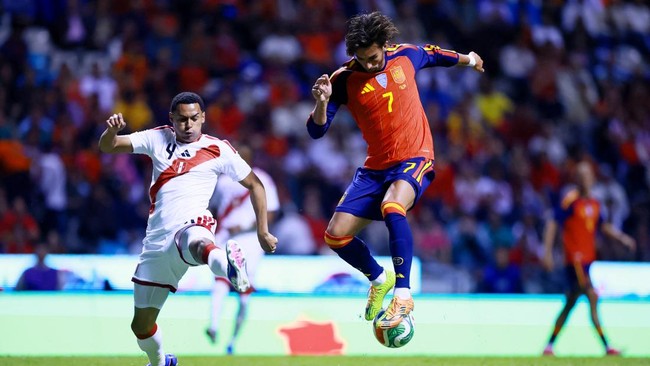Soccer Football - International Friendly - Peru v Spain - Estadio Cuauhtemoc, Puebla, Mexico - June 8, 2026 Peru's Marcos Lopez in action with Spain's Ferran Torres REUTERS/Eloisa Sanchez