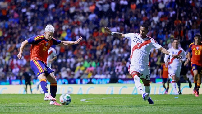 Soccer Football - International Friendly - Peru v Spain - Estadio Cuauhtemoc, Puebla, Mexico - June 8, 2026 Peru's Jhonny Vidales in action with Spain's Dani Olmo REUTERS/Eloisa Sanchez
