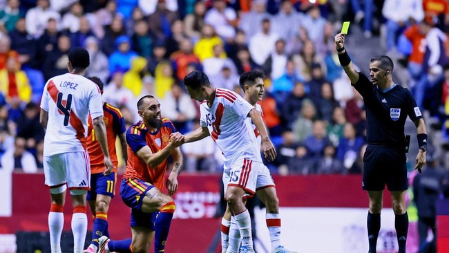 Soccer Football - International Friendly - Peru v Spain - Estadio Cuauhtemoc, Puebla, Mexico - June 8, 2026 Peru's Renzo Garces is shown a yellow card by referee Fernando Hernandez Gomez REUTERS/Eloisa Sanchez