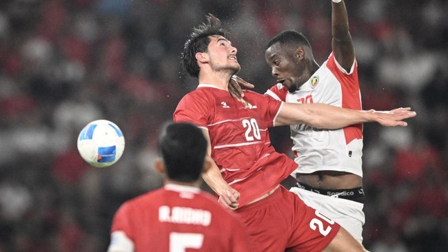 Pesepak bola Timnas Indonesia Elkan William Tio Baggot (tengah) berebut bola dengan pesepak bola Timnas Mozambik Celton Jenito Jamisse (kanan) dalam laga FIFA Matchday di Stadion Utama Gelora Bung Karno (SUGBK), Senayan, Jakarta, Selasa (9/6/2026). A