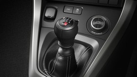 Transmisi manual pada Toyota GR Yaris.