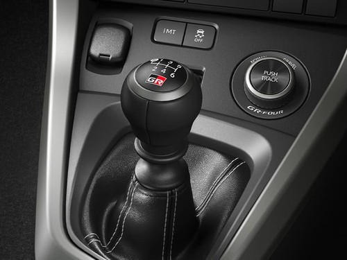 Transmisi manual pada Toyota GR Yaris.